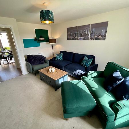 3-Bedroom Luxury Stay With Free Parking มาร์เก็ตฮาร์เบรอ ภายนอก รูปภาพ