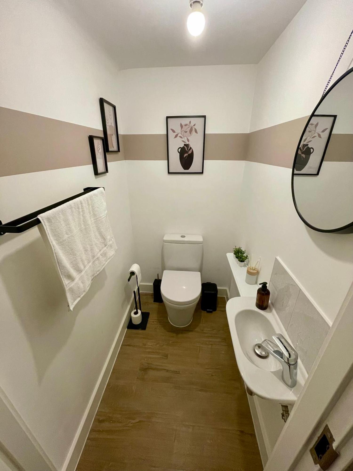 3-Bedroom Luxury Stay With Free Parking มาร์เก็ตฮาร์เบรอ ภายนอก รูปภาพ