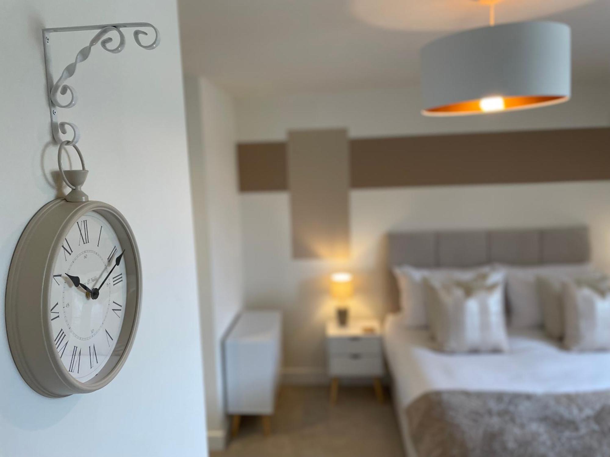 3-Bedroom Luxury Stay With Free Parking มาร์เก็ตฮาร์เบรอ ภายนอก รูปภาพ